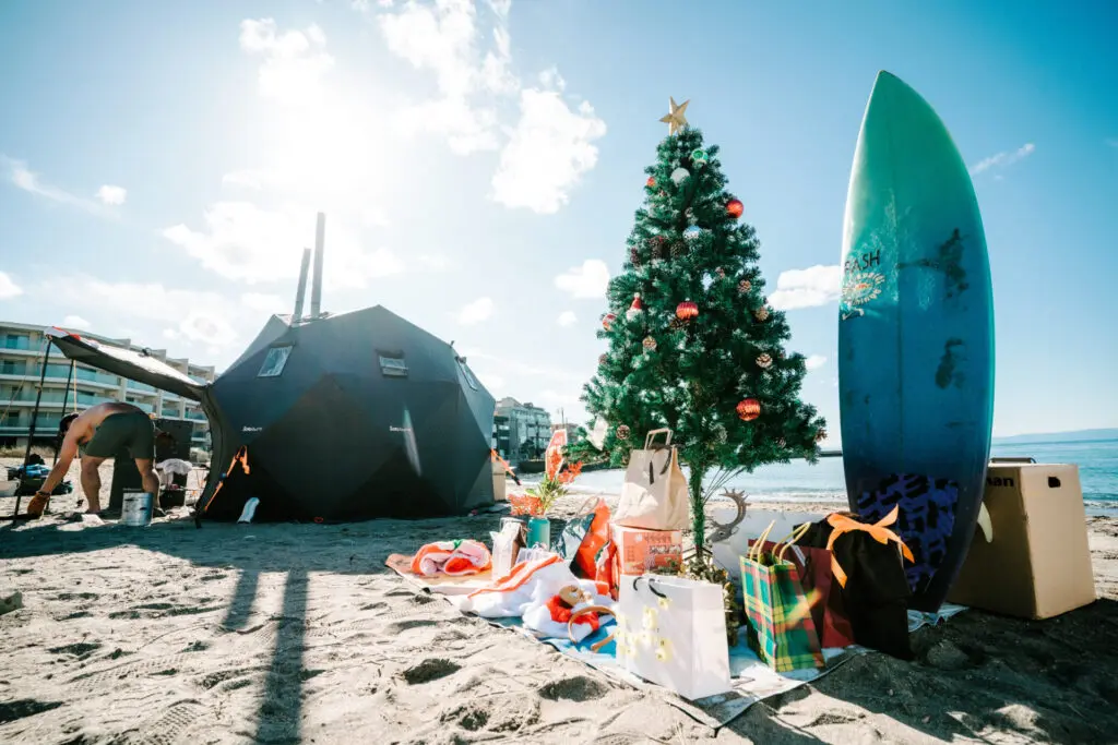 ビーチでサンタとサウナ！」斬新なクリスマスイベント