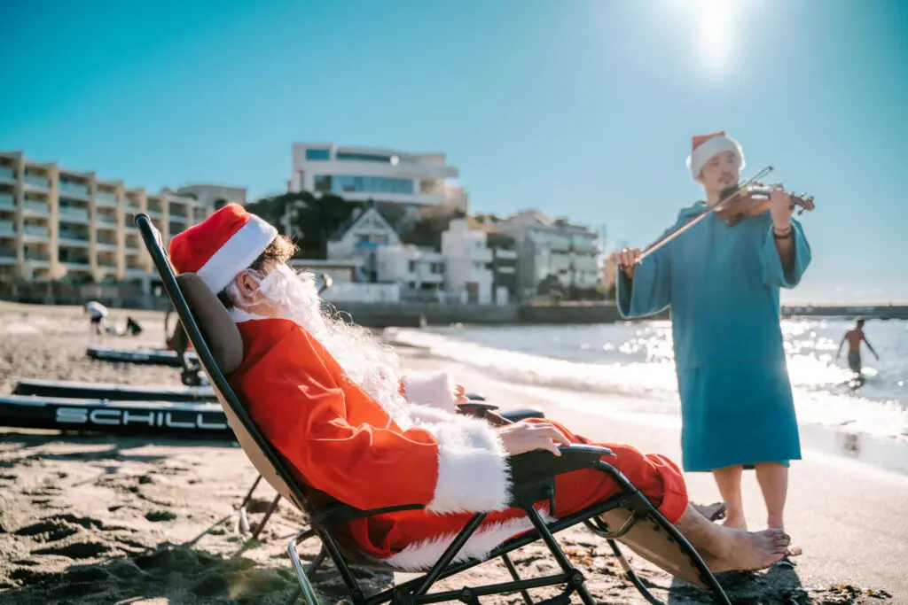 ビーチでサンタとサウナ！」斬新なクリスマスイベント