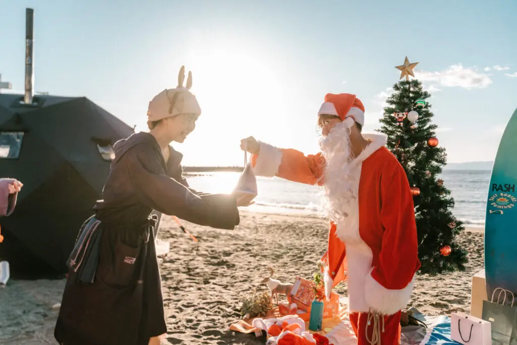 サウンドサンタ　ビーチクリスマス オンザビーチ】ハワイアンサンタオーナメント(am-4HIP6601-ONTHEBEACH